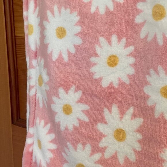 PRICED TO SELL - See Description for details - Nicole Miller Daisy Throw 50X60 - Picture 2 of 4